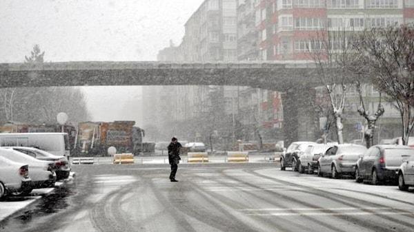 Ortalama sıcaklıkların -10 dereceye kadar düştüğü Kayseri'de yoğun kar yağışı devam ediyor.