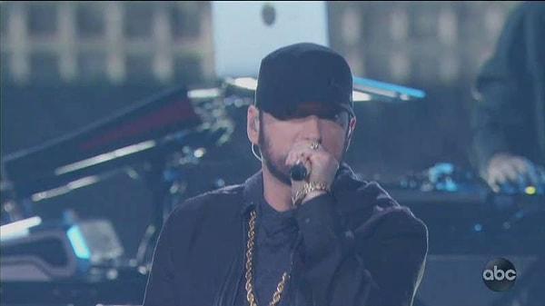 19. Eminem ödül töreninde şarkısı Lose Yourself'in sansürsüz versiyonunu seslendirdi.