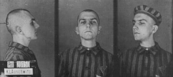 Erwin Schimitzek eşcinsel bir ticari katipti. 22 Ağustos 1941’de Auschwitz’e getirildi. Sonraki yılın ocak ayında orada öldü. 23 yaşındaydı.
