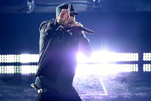 Rap dünyasının en önemli isimlerinden Eminem‘in hayatından izler taşıyan 8 Mil – 8 Mile filminde yer alan ve o film ile ödül alan şarkı, 17 yıl gecikmeli olarak sansürsüz bir şekilde Oscar'da seslendirildi.