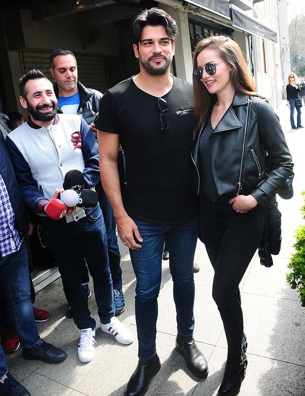 1. Бурак Озчивит и Фахрие Эвджен – одна из самых красивых супружеских пар турецкого кино. Яркая внешность и несомненный талант обоих актеров гарантировали им стабильный интерес публики и множество поклонников. Фанаты не оставляют без внимания и первенца Бурака Озчивита и Фахрие Эвджен, малыша Карана, которому недавно исполнилось 9 месяцев.