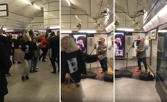 Londra Metrosunda Müzik Yapan Adamın Ortalığı Coşturduğu ve İnsanların Eğlencenin Dibine Vurdukları Muhteşem Anlar!