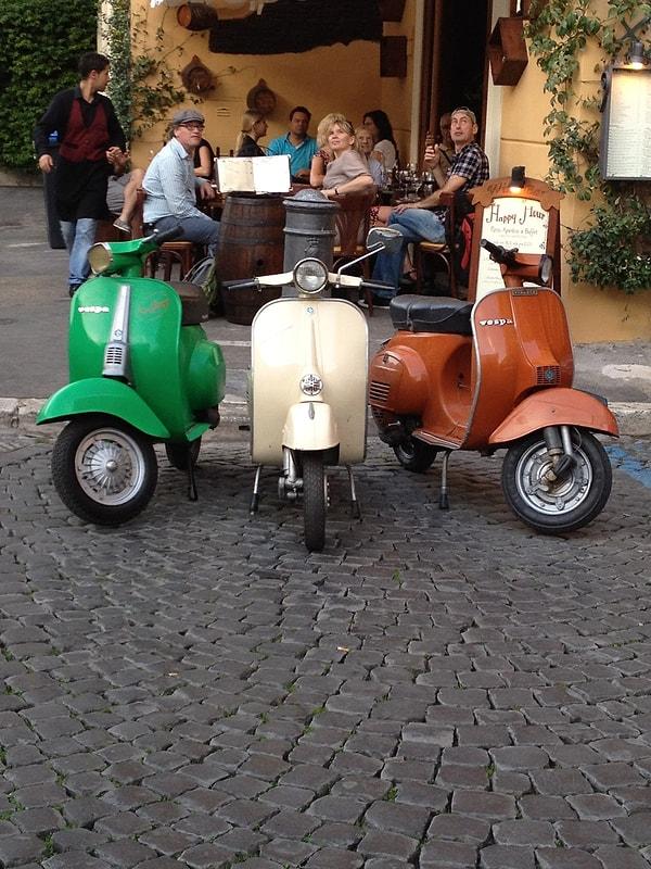 Tüm İtalya'da olduğu gibi Cenova'da da ulaşımda büyük ölçüde scooter motosikletler hakim.