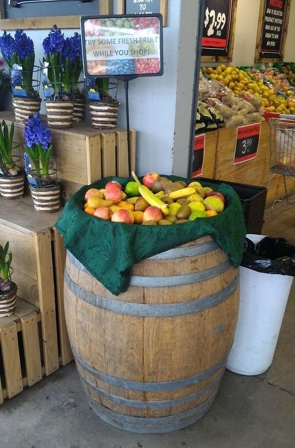 5. Süpermarketler, müşterilerin alışveriş yaparken bedava yiyebilecekleri meyve tezgahı bulundururlar.