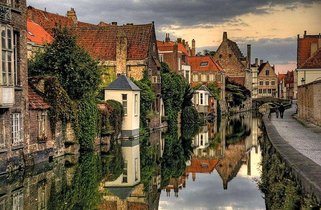 8. Brugge, Belçika - Orta Çağ'ı iliklerinize kadar hissedin.