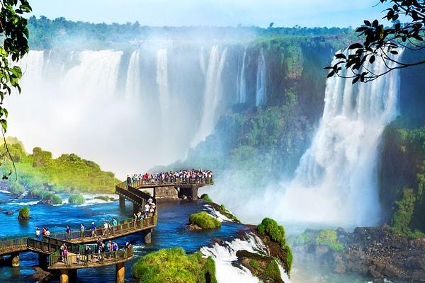 7. Iguazu Falls - Üç ülkeyi birbirinden ayıran bu şelalenin rüzgarıyla serinleyin.