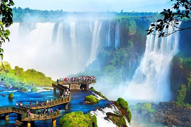 7. Iguazu Falls - Üç ülkeyi birbirinden ayıran bu şelalenin rüzgarıyla serinleyin.