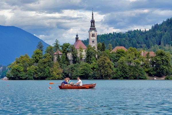 12. Bled Gölü, Slovenya - Huzuru kucaklamak, içinde oturmak böyle bir şey olsa gerek!