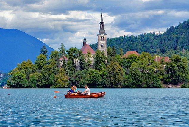 12. Bled Gölü, Slovenya - Huzuru kucaklamak, içinde oturmak böyle bir şey olsa gerek!
