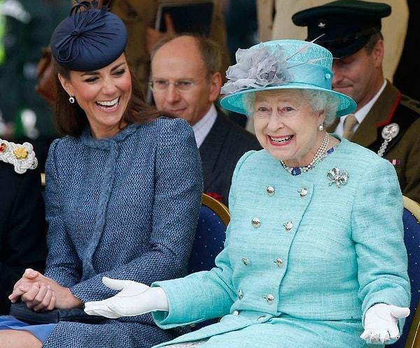 13. Dünya üzerinde pasaporta ihtiyacı olmadan dünyayı gezebilecek tek insan Kraliçe Elizabeth'tir. Diğer bütün kraliyet ailesi üyelerinin pasaporta ihtiyacı vardır.