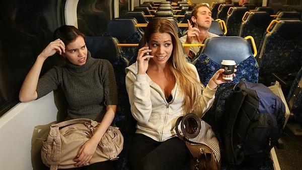 2. Otobüs, dolmuş, tren... Toplu taşıma araçlarında telefon konuşmaları kısa tutulur. Ayrıca olabildiğince sessiz konuşulur.