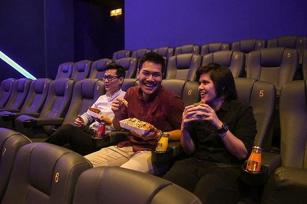 4. Sinema salonlarında kokma ihtimali olan yiyecekler yenmez. Gürültü yapacak yiyeceklerden uzak durulur.