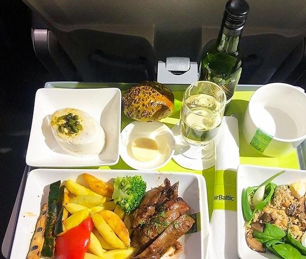 15. Uçaklarda size sunulan birçok yemek ve içecek sizin için tehlikeli olabilir.