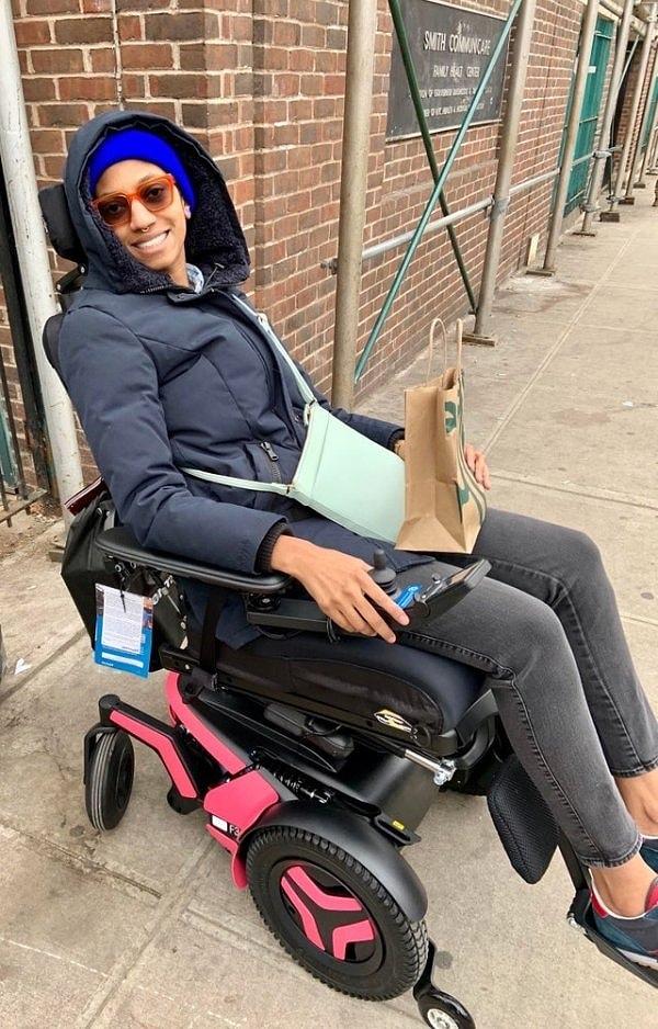 4. "Bugün akülü tekerlekli sandalyemdeki ilk günümdü. 2 yıldır eve kapalı kaldıktan sonra, ilk adımlarımı atıyorum. Bağımsızlığa doğru tekerleklerimi döndürüyorum."