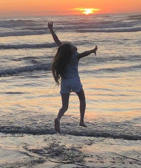 13. "Tatildeyken, 10 yaşındaki kızım birlikte plajda yürümek istedi. Çok güzel bir kitabın ortasındaydım ve istemeyerek de olsa onunla gittim. O plajda, hayatımın en iyi fotoğrafını çektim, hala gülümserim bu hatıraya."