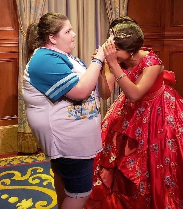 15. "Kız kardeşim 14 yaşındayken bir beyin tümörü sonucu görme duyusunu kaybetti. Disney'de dilek tut perisi ona öyle iyi davrandı ki... Elbisesinin her yerine ve tacına dokunmasına izin verdi. Onunla zaman geçirdi ve etraftaki tüm renkleri ona anlattı."