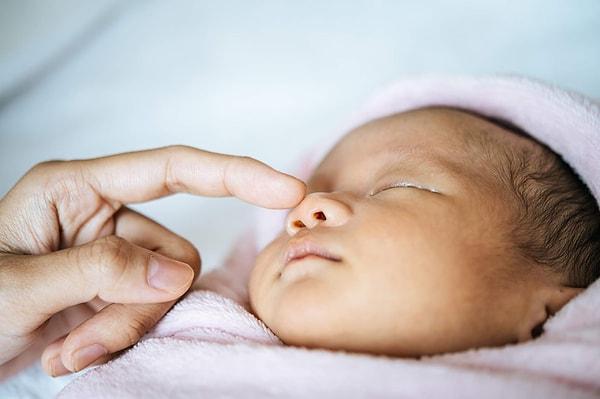 Burun tıkanıklığı soğuk algınlığının ve alerjik reaksiyonlar sebebiyle bebeklerde sıklıkla görülen bir durum.