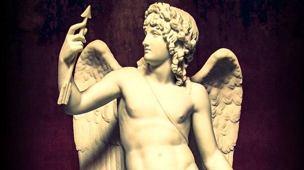 Aşk Tanrısı Cupid'in oklarının ucunun da elmastan olduğuna inanılırdı. Antik zamanlarda krallar savaşa giderken yakalarına elmas çiviliyordu. Elmasın onları koruyacağına inanıyorlardı.