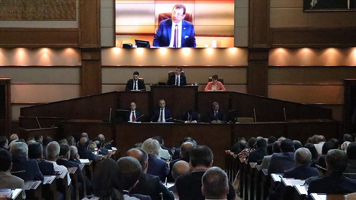 İmamoğlu, AKP'li Üyeden Özür Dilemişti: İBB Meclisi'ndeki 'Kayaklı Küfür' Krizi Yargıya Taşınıyor