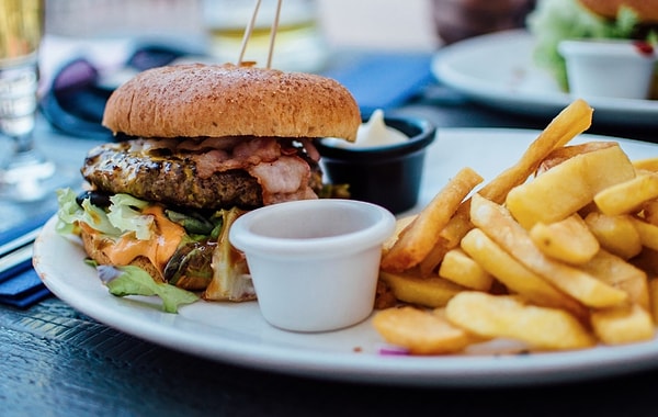 13. Hamburger fast food bir ürün olduğundan dolayı elle yemek ayıp değildir. Ama eğer bir restorandaysanız, ikiye ayırıp bir kürdan yardımıyla hamburgeri sabitleyin. Sonra da çatal ve bıçak yardımıyla yiyin.