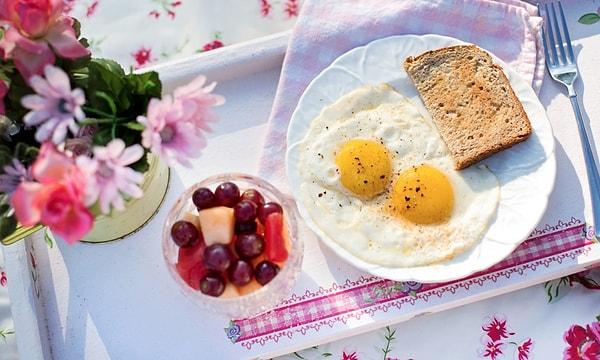 15. Eğer sahanda yumurta yiyorsanız, yumurtanın sarısını kaşık yardımıyla yiyin.