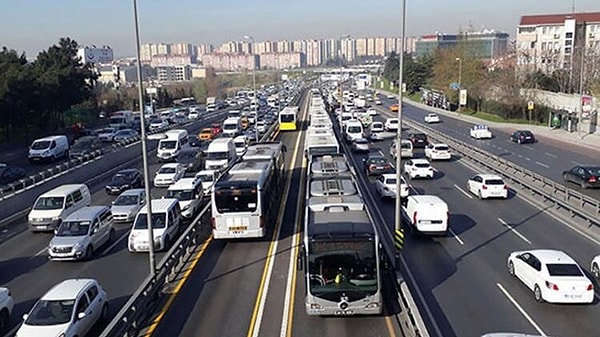 11. Toplu taşımayla işe giden bir bireyin cebinden de ortalama 200 TL çıkar. Evlat acısı gibi bir şey bu...