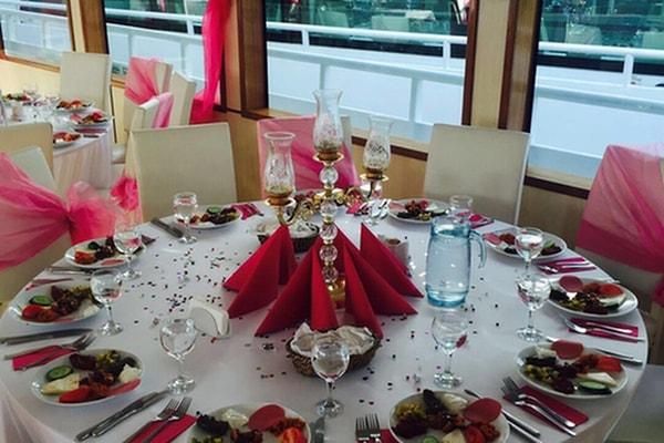 5. Yakamoz Boğaz Turu'ndan Sevgililer Gününe Özel Canlı Müzik Eşliğinde Romantik Akşam Yemeği ve Tekne Turu