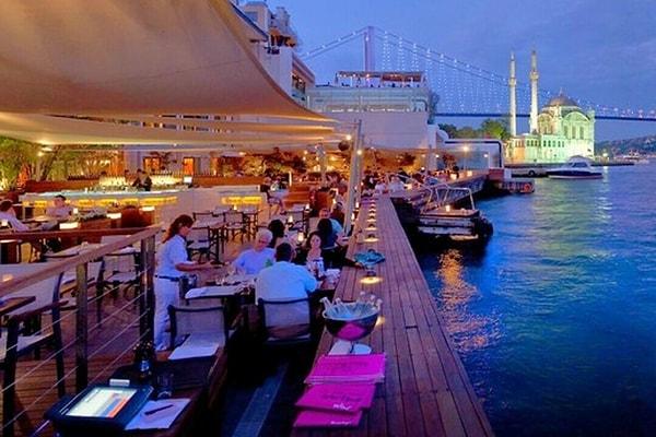6. Ortaköy Radisson Blu Bosphorus Hotel'de Yerli İçecek Eşliğinde Sevgililer Günü Tatlı Menüsü