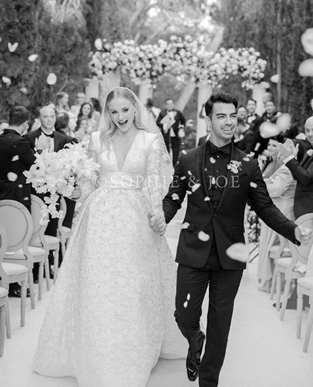 2019 yılının Mayıs ayında önce Vegas'ta gizlice evlenen Joe Jonas ve Sophie Turner daha sonra Paris'de masalsı bir düğün yapmışlardı.