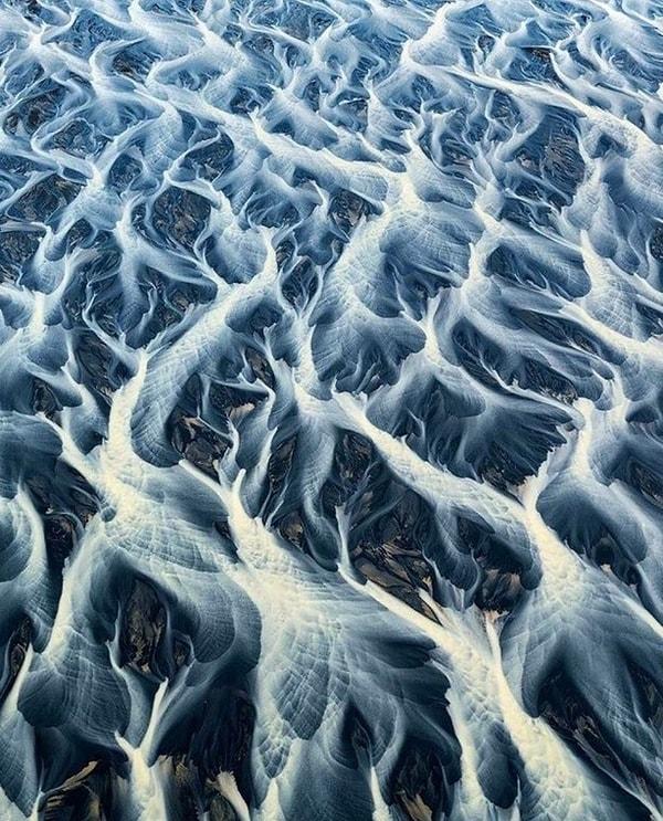 2. İzlanda'da yer alan Buzul Nehri'nden doğanın muhteşemliğini gözler önüne seren bir kare. 🤓