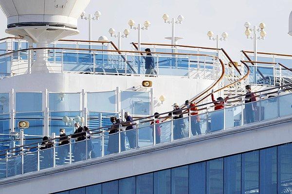 Gemidekilerin karaya çıkmasına günlerdir izin verilmezken yetkililer bazı yaşlı yolcuların Cuma günü karaya çıkartılabileceğini bildirdi.
