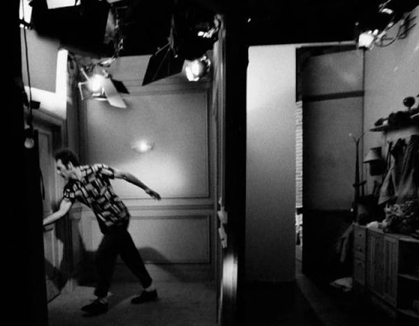 5. Майкл Ричардс в роли Крамера готовится входить