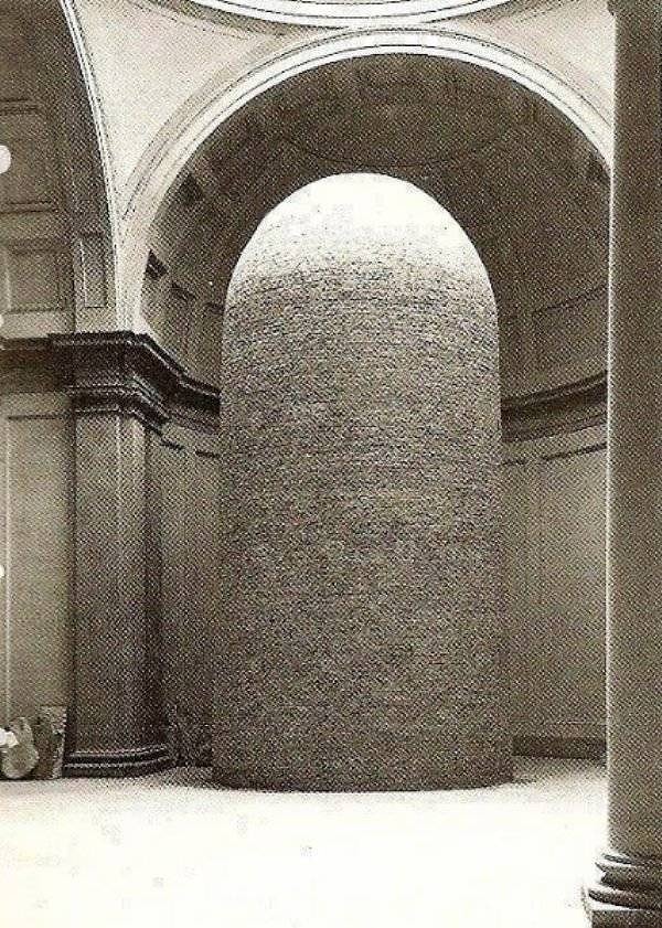 7. Статуя Давида, защищенная кирпичами во время Второй мировой войны