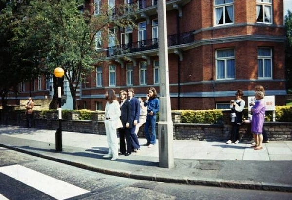 24. The Beatles выстраиваются в очередь, чтобы сняться для обложки альбома Abbey Road