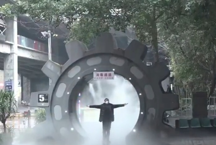 Koronavirüs Salgını ile Mücadele Eden Çin'de Kurulan Dezenfekte İstasyonu!