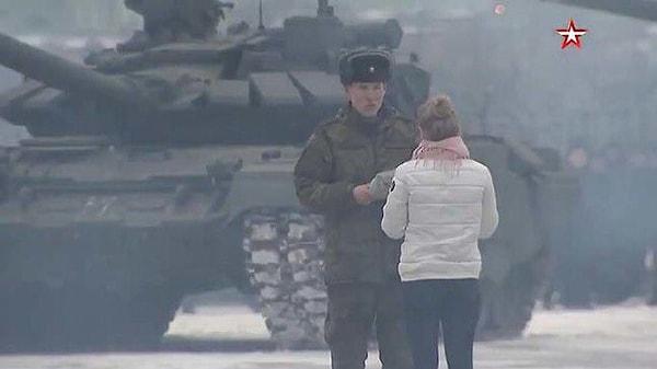 Rusya'da bir asker kız arkadaşına T-72B3 isimli tanklarla evlenme teklifi etti.