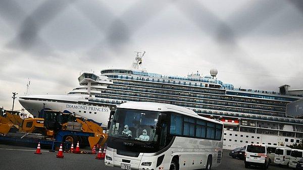 Japonya’daki tur gemisinden yaşlılar tahliye ediliyor