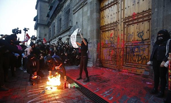 Göstericiler, Devlet Başkanı Andres Manuel Lopez Obrador'un ailesiyle birlikte kaldığı sarayın kapılarından birine kırmızı boya fırlattı.