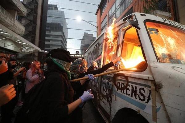 Gazeteye ait araçlar ateşe verilirken, bazı protestocular da gazeteye girmelerini engellemeye çalışan güvenlik güçleriyle çatıştı.