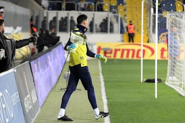 Ankaragücü taraftarı, eski futbolcusu Altay Bayındır’ı Eryaman Stadında çiçekle karşıladı.