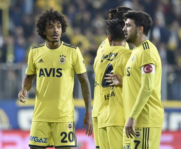 Fenerbahçe'de maçın 85. dakikasında sarı kart gören Luiz Gustavo, Galatasaray derbisinde cezalı duruma düştü.