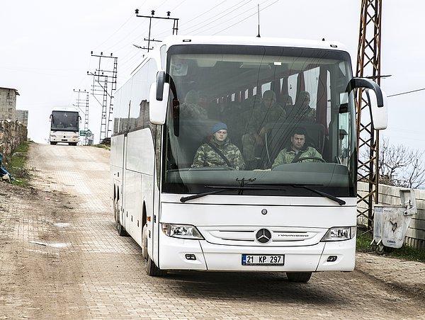 Türkiye'nin farklı birliklerinden gönderilen ve komandoları taşıyan otobüsler Hatay'ın Reyhanlı ilçesine geldi.