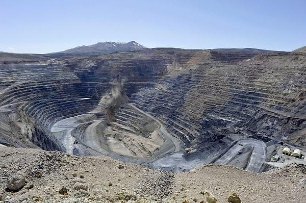 6. Goldcorp isimli şirket, altın madeni bulmaya yardım eden herkese 575 bin dolar ödeyeceğini duyurduktan sonra gerçekten bu ödemeyi maden bulan birisine yapmış ve bulunan o madenden 6 milyar dolarlık altın çıkarmıştır.