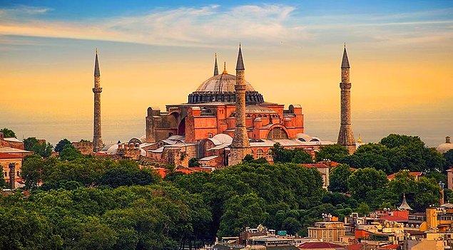 1453’te kilise camiye dönüştürüldükten sonra Osmanlı sultanı Fatih Sultan Mehmet’in gösterdiği hoşgörüyle mozaiklerinden insan figürleri içerenler tahrip edilmemiş. Mihraplar, vaaz kürsüsü ve maksureler sonradan eklenmiştir.