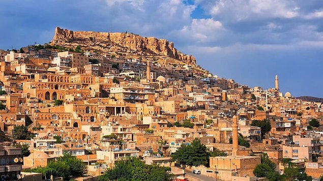Mardin: “Baş döndürücü Mardin, Suriye çölüne yukarıdan bakan parlak taç gibi bir tepede yer alır” diye geçiyor kitapta. Fırat ve Dicle nehirlerinden beslenen şehir tam bir medeniyetler beşiği.
