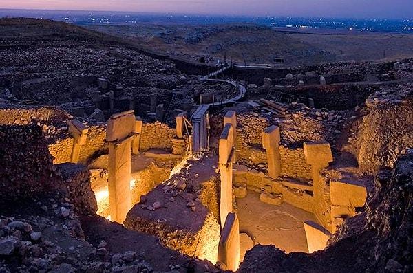 Şanlı Urfa'da bulunan yerleşim yeri ilk kez 1963 yılında keşfedildi ve önemi 1994 yılında anlaşıldı. Kazılar sonucunda pek çok bilgiye ulaşılsa da birçok detay gizemini koruyor.