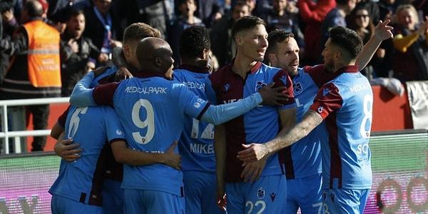 Maçın kalan dakikalarında başka gol olmayınca Trabzonspor, Sivasspor'u 2-1 yenerek liderliğe yükseldi.