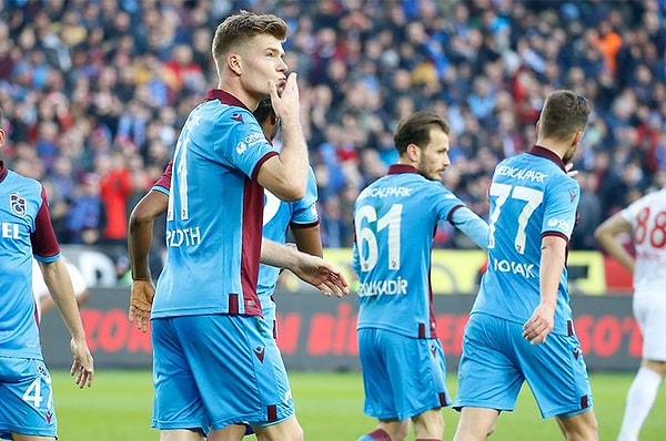 Trabzonspor bu galibiyetle 44 puana yükselirken, Demir Grup Sivasspor ise 42 puanda kaldı ve üçüncü sıraya geriledi.