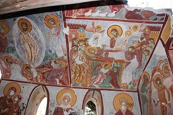 İçinde Hz. İsa'yı ve onun doğumunu anlatan benzersiz mozaikler var. Trabzon'un simgesi haline gelen manastır her yıl binlerce turisti ağırlıyor.