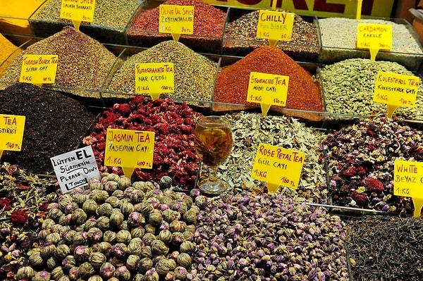 Kitapta “Büyük Pazarlar” bölümünde yer alan çarşı, 1660 yılında Turhan Sultan tarafından yaptırtılmış. Aktarları ile meşhur olan çarşıda; baharat, çiçek tohumları, bitki kökleri, kuruyemiş, şekerleme ve şarküteri ürünleri gibi sayısız şey bulabilirsiniz.